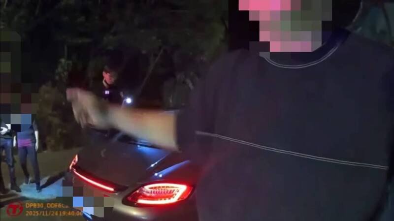 宋志宏见警方到来，大方称「我来教训他（指弟弟）」。（记者徐圣伦翻摄）