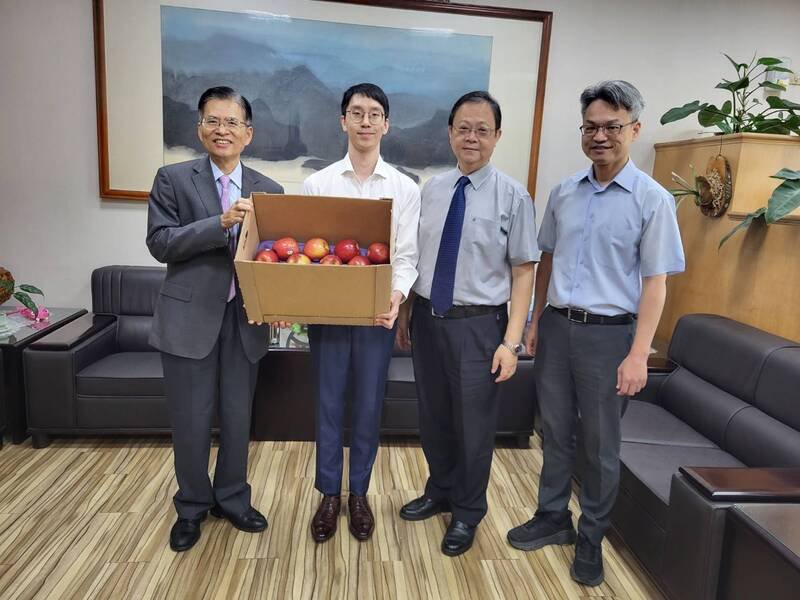 台中高分检检察长林锦村（左1），10日上午先到南投地检致赠大箱苹果慰劳，由苏厚仁（左2）代班接受。（南投地检署提供）