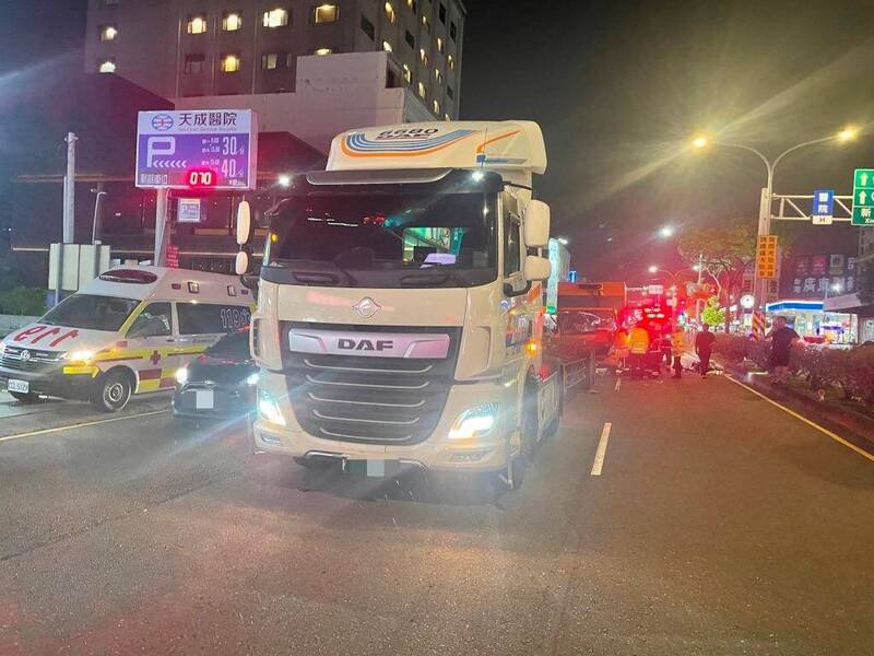 邹姓物流司机驾驶大货车追撞曳引车。（警方提供）