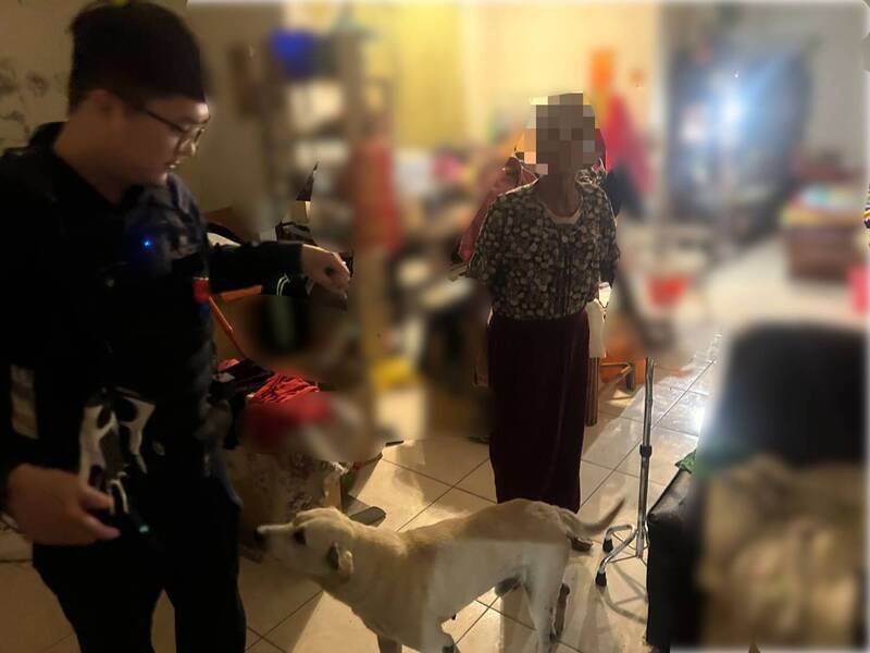 在忠犬小白的引路下，警车顺利载著老妇返家。（图由民众提供）