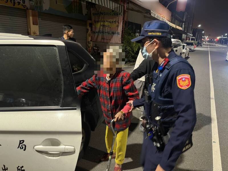 警方请老妇上巡逻车欲载她找回家的路。（图由民众提供）