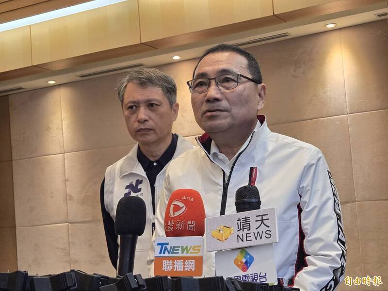 板桥气爆案波及周边住户和商家，新北市长侯友宜表示，业者要负起赔偿责任。（记者赖筱桐摄）