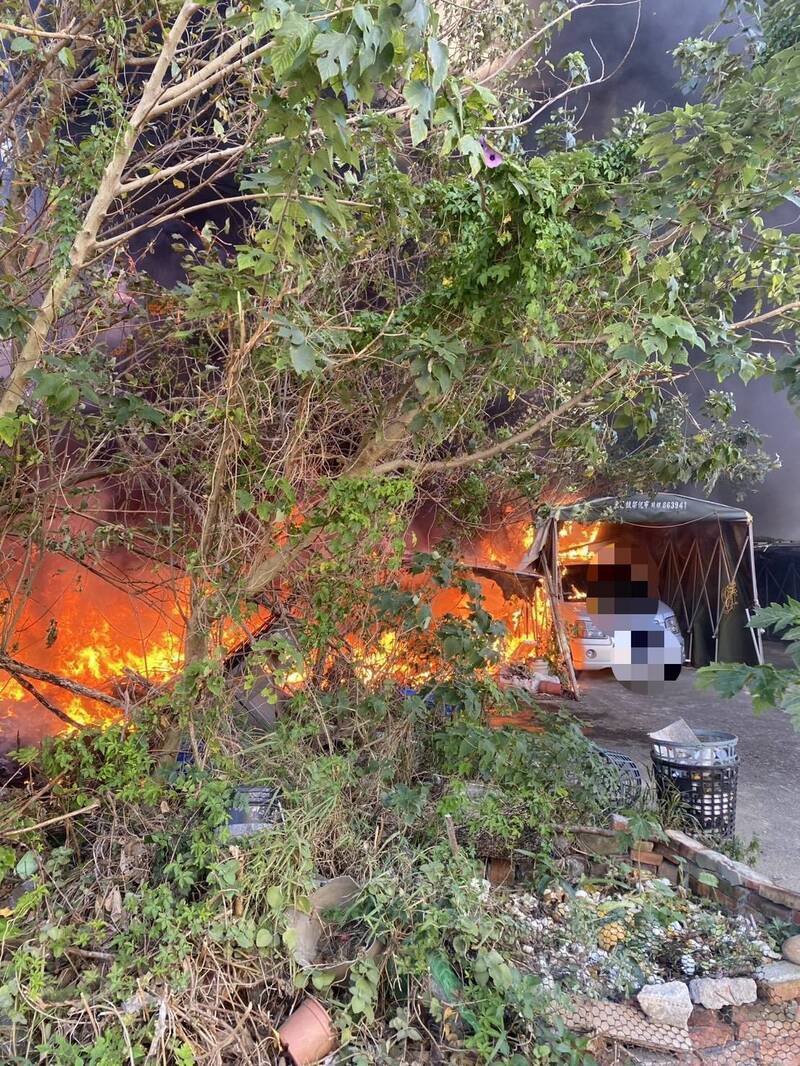 杂草火警延烧，汽车被波及烧毁。（民众提供）