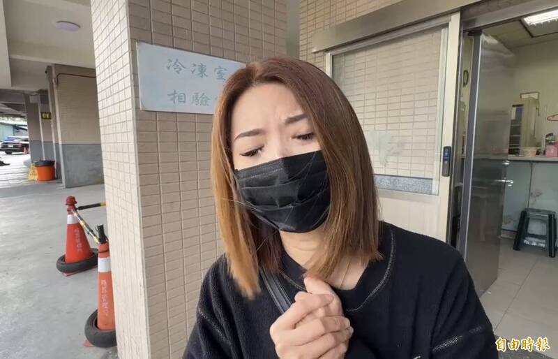 陈姓老翁为救人被撞进车底，今天凌晨不治，家属悲恸，希望严惩毒驾。（记者卢贤秀摄）