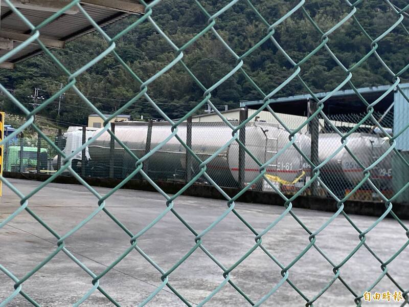 基隆地检署搜索基隆市将诚公司，约谈游姓负责人等7人，查扣公司车辆、油罐车等犯罪工具，并贴上封条。（记者林嘉东摄）