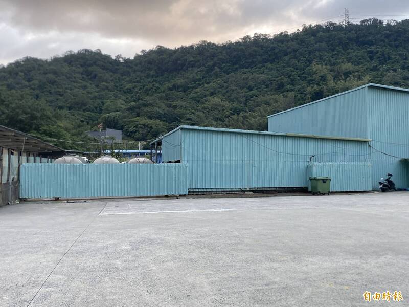 基隆地检署搜索基隆市将诚公司，约谈游姓负责人等7人，查扣公司车辆、油罐车等犯罪工具。（记者林嘉东摄）