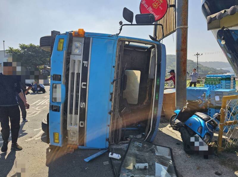 李男驾驶水泥预拌车翻覆。(警方提供) 李男驾驶水泥预拌车翻覆。(警方提供)