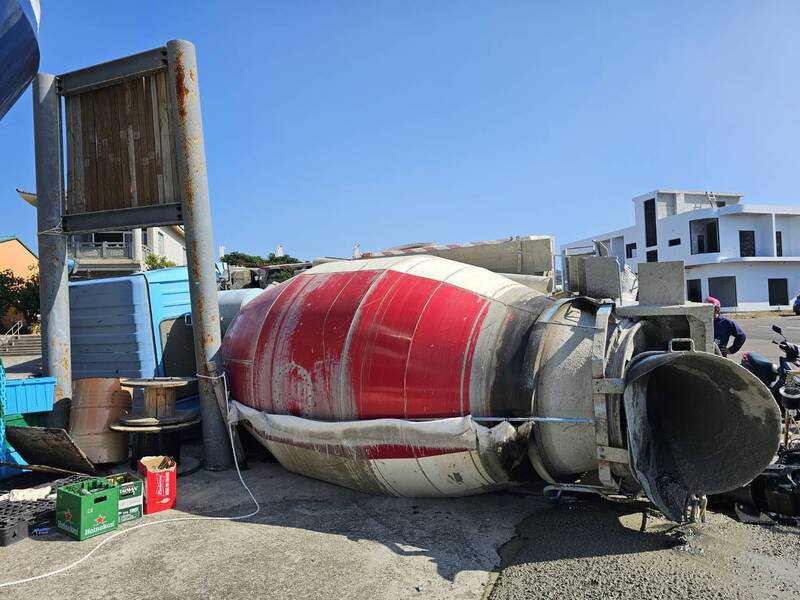 李男驾驶水泥预拌车翻覆。(警方提供) 李男驾驶水泥预拌车翻覆。(警方提供)