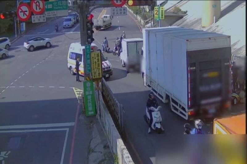 救护车抵达车祸现场。（记者徐圣伦翻摄）