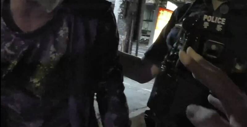 警方查出郭男身背6条通缉，询后解送归案。（民众提供）