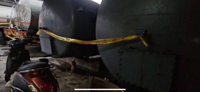 将诚公司王姓司机今天一早回到公司上班，记者走进公司发现，公司内不只有油罐车，还有储油槽与油管，以及疑似废水油污设备，全遭检警拉上黄色封条，予以查扣。（记者林嘉东翻摄）