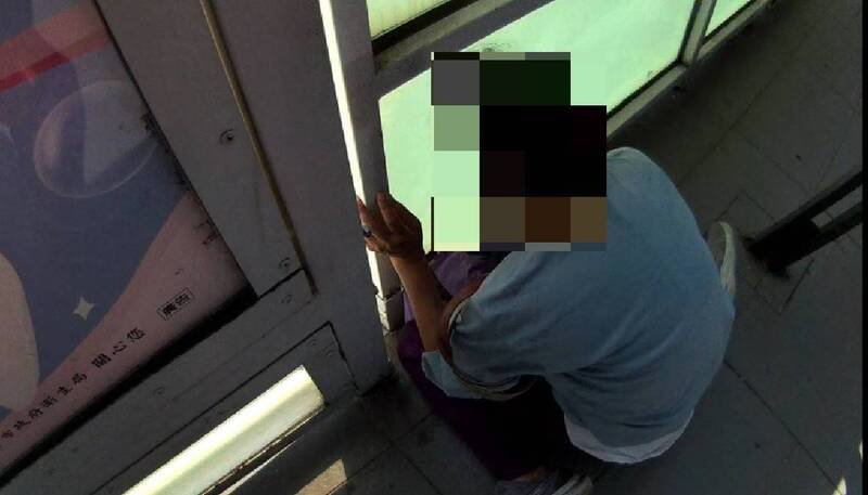 莫妇疑血压过低突瘫软在BRT公车站。（民众提供）