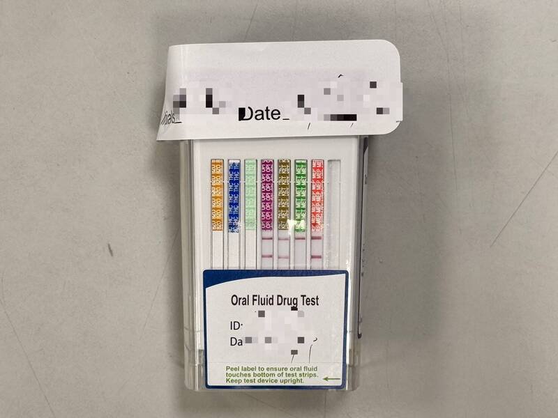 谢姓男子透过毒品唾液快筛试剂，出现安非他命毒品反应。（警方提供）