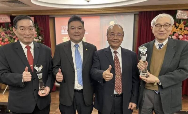 中华民国犯罪学会荣誉理事长蔡德辉（右二）及现任理事长李修安（左二）颁发终身成就奖给许春金（右一）、黄富源（左一）两位教授。（记者郑景议翻摄）
