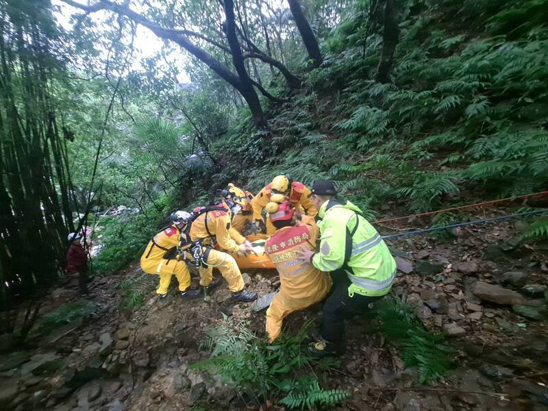 台北市46岁林姓男子11日独自攀爬基隆市东势坑龙门谷，失足摔落陡峭边坡下方。基隆市消防局今天清晨获报将他救出，还好他意识清楚。（记者林嘉东翻摄）