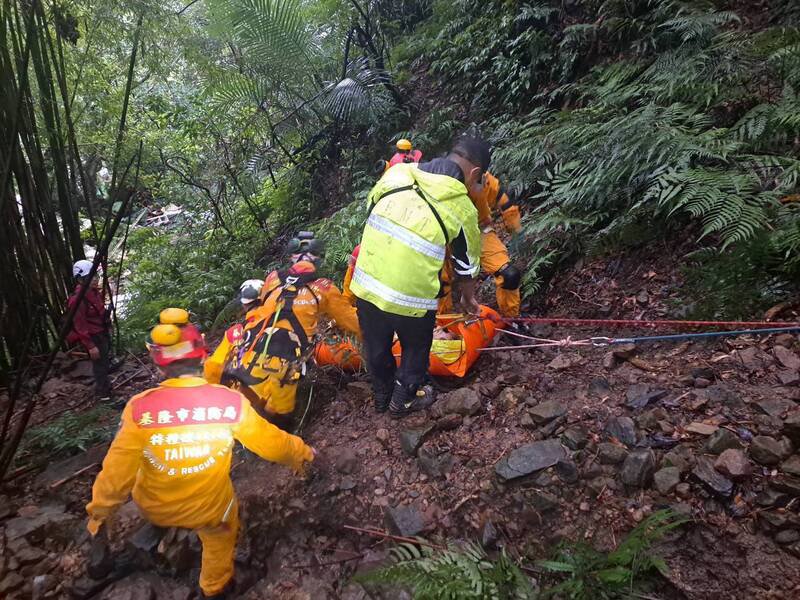 台北市46岁林姓男子11日独自攀爬基隆市东势坑龙门谷，失足摔落陡峭边坡下方。基隆市消防局今天清晨获报将他救出，还好他意识清楚。（记者林嘉东翻摄）