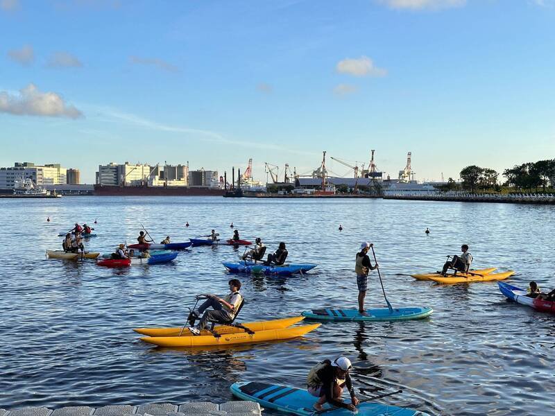 去年在爱河湾水乐园举办的「113年学生水域安全嘉年华」，提供立式划桨、水上脚踏车及独木舟等水域体验活动。（图由海洋局提供）