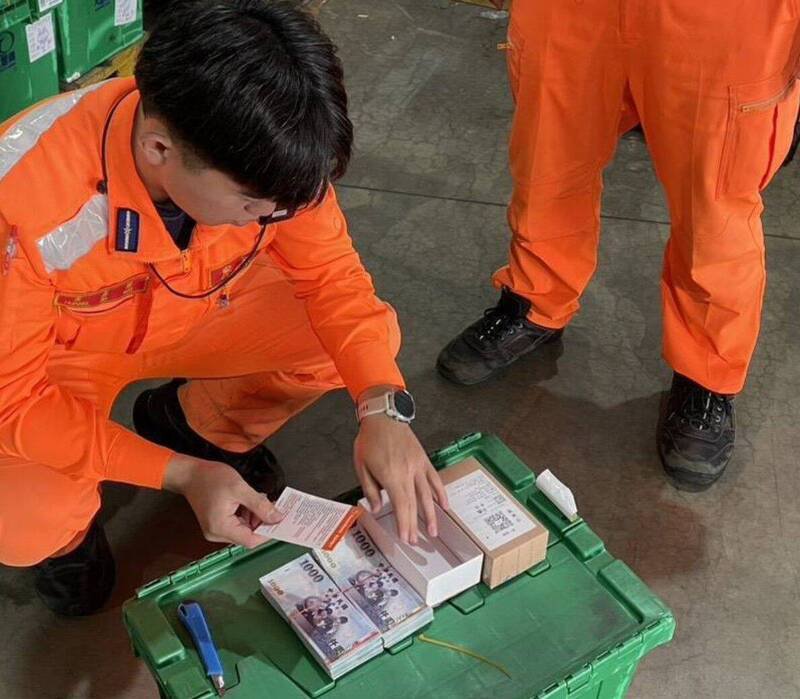 尖山安检所人员以筛检方式，查获现金诈骗包裹。（马公警分局提供）