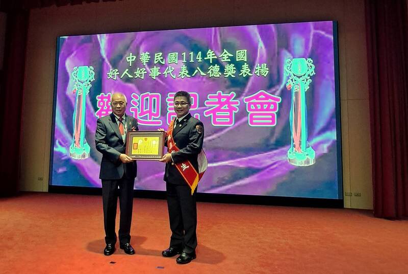 桃园市消防局圳顶分队小队长陈彦志（右），获全国好人好事代表八德奖殊荣。（桃园市消防局提供）