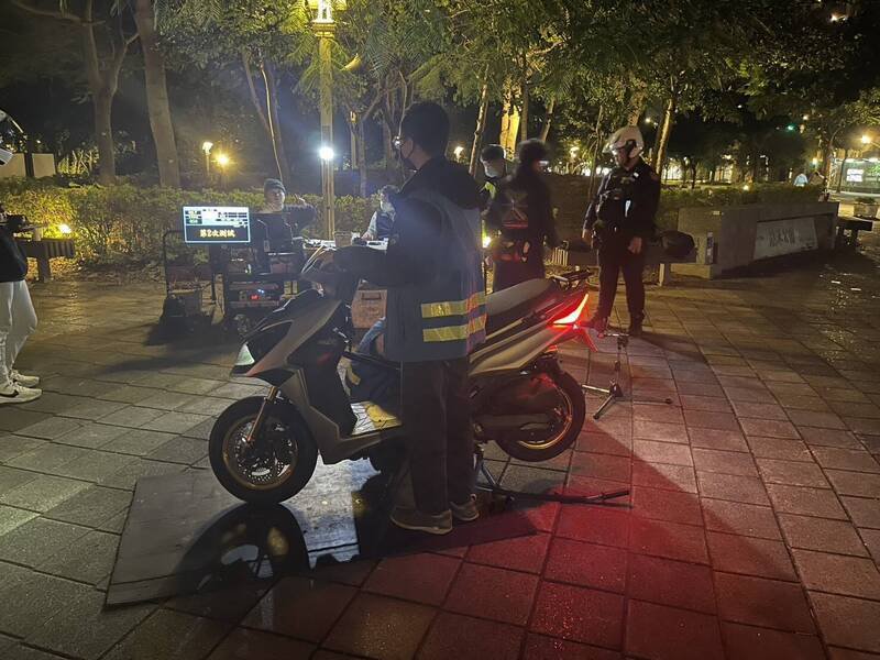 桃园警分局与市政府环保局昨（13）日晚间，在桃园区风禾公园周边道路执行静桃专案联合稽查。（记者郑淑婷翻摄）