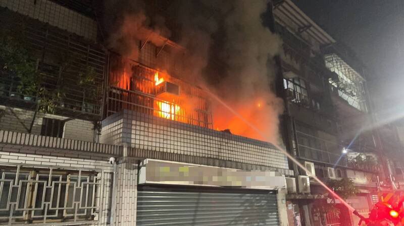 新北市新庄一处公寓今天凌晨惊传火灾，一名少女不幸葬身火窟，警方到场协助交整，过滤监视器排除外力，将协助通报区公所协助少女后事。（记者吴仁捷翻摄）