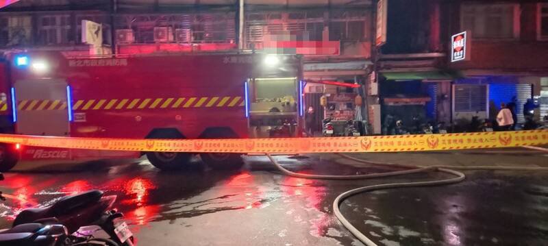 新北市新庄一处公寓今天凌晨惊传火灾，一名少女不幸葬身火窟，警方到场协助交整，过滤监视器排除外力，将协助通报区公所协助少女后事。（记者吴仁捷翻摄）