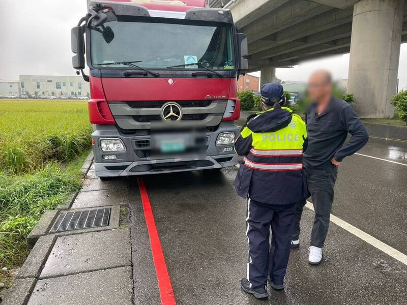 平镇警方底执行「大型车辆违规取缔专案」2周共取缔110件，成效较去年同期增加38％。（图由平镇警方提供）