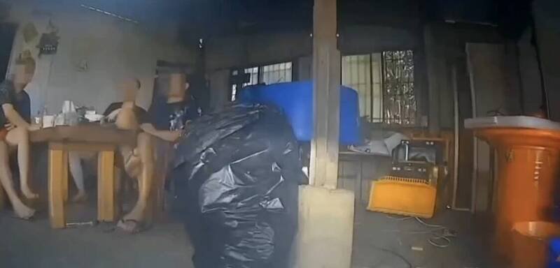 员警骑机车突然现身，正在休息的3嫌大吃一惊。（民众提供）