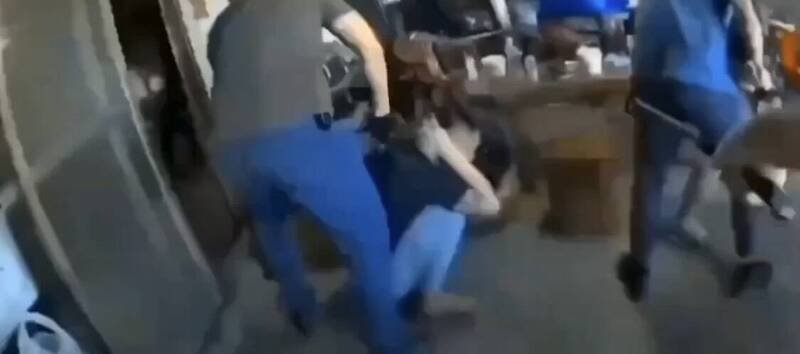 警方控制嫌犯。（民众提供）