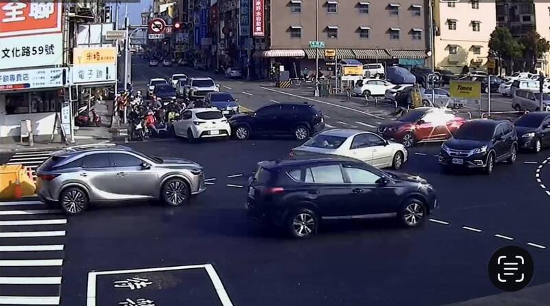 高雄路口6汽机车连环撞，交通大打结。（读者提供）