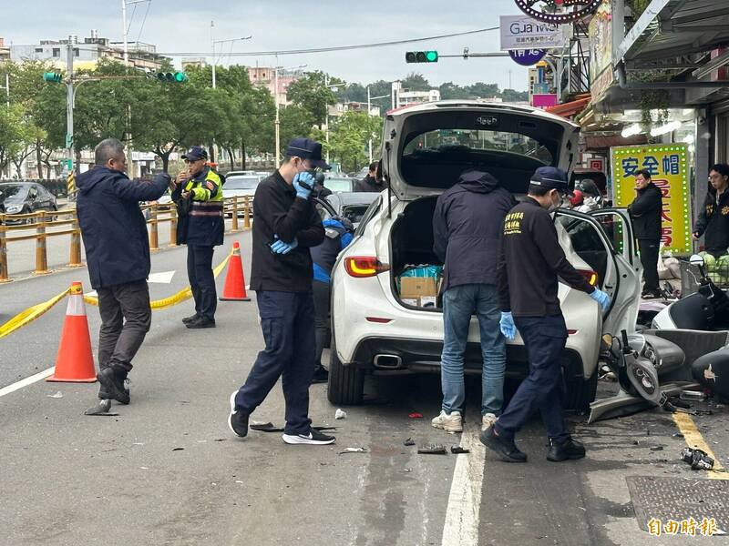 鉴识人员进行采证。（记者吴升儒摄）