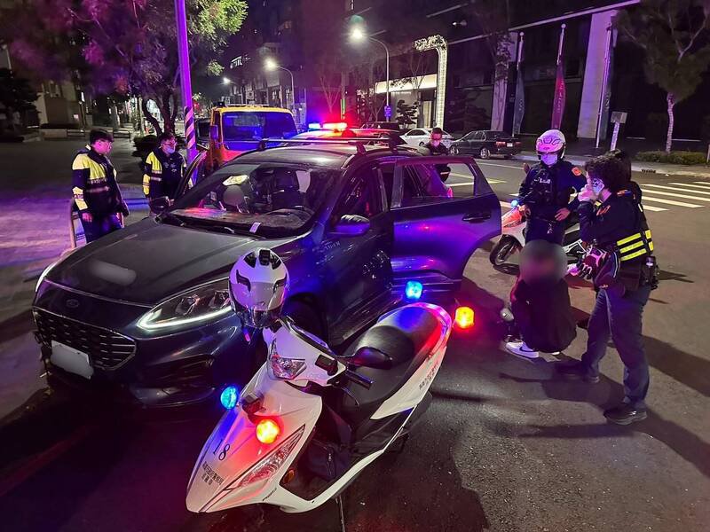 员警盘检违规车辆,赫见疑似枪枝及刀械。(民众提供) 员警盘检违规车辆,赫见疑似枪枝及刀械。(民众提供)