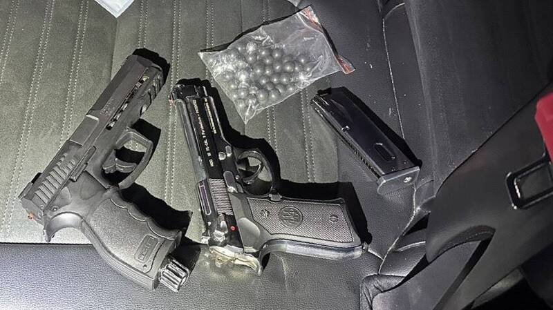 警方起出镇暴枪及空气枪等。(民众提供) 警方起出镇暴枪及空气枪等。(民众提供)