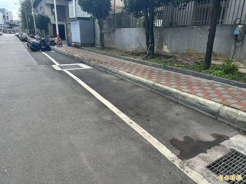 保时捷停放地点，驾驶疑遭遇枪击身亡。（记者吴升儒摄）