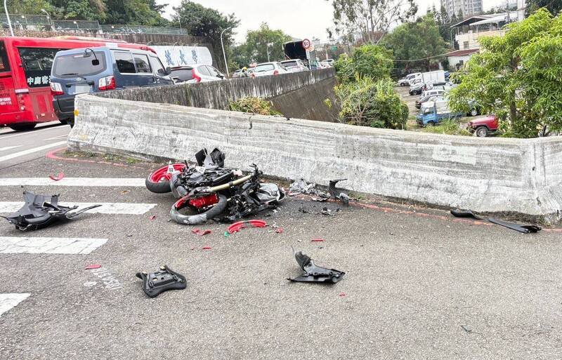 台中刘姓男子今天上午骑乘重机，行经北屯区廍子路疑似自撞护栏，并喷飞到桥下，现场重机零件散落一地。（记者陈建志翻摄）