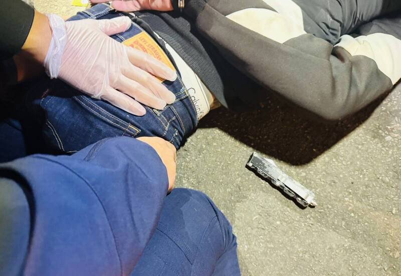 新北市板桥今晚传出席姓醉汉在新海路与陈姓男子轻微碰撞，席嫌竟持折叠刀刺向陈男腹部一刀，命大逃过死劫，警方依杀人未遂罪嫌，将席嫌送办。图为压制席嫌。（记者吴仁捷翻摄）