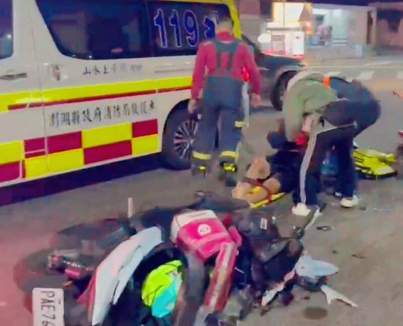 消防人员将伤者送医。（澎湖县政府消防局提供）