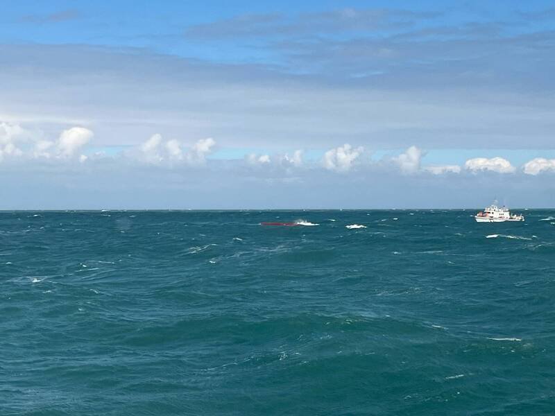 检方调查，案发当时吕男仅开启备用AIS终端机，且警报功能处于关闭状态，未能接收电信公司发送的海缆警戒告警；吕男持续作业，导致沉放网板勾到连接新北市淡水区机房的海底电缆。（仅示意图，非本案照片）