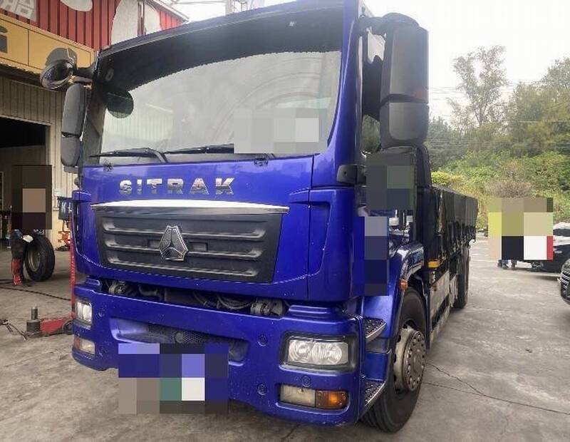 在国道撒落钉子的肇事大货车。（国道警方提供）