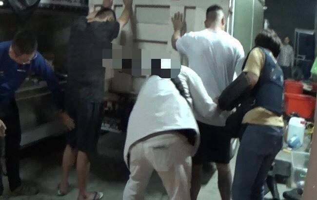 32岁谢奇锟（左）、庄杰霖（右）2人利用台南曾文溪旁偏僻田野设置制毒工厂。（记者郑景议翻摄）