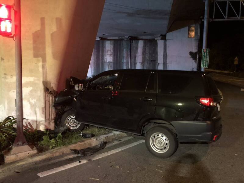 汽车撞上机车后，又撞上桥墩，驾驶一度受困，被救出时已无生命征象。（记者吴升儒翻摄）