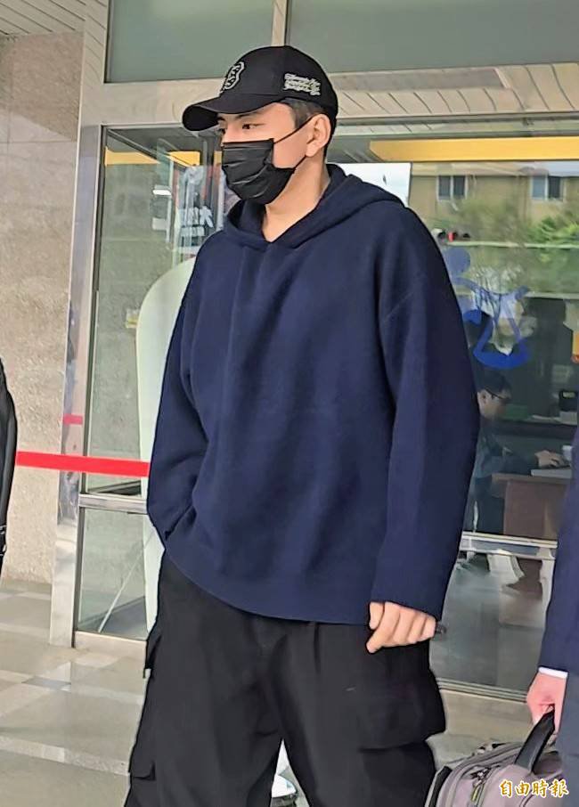 艺人王大陆（见图）涉斥资360万元找闪兵集团逃兵，怀疑对方收钱没办事，透过知名车商小开游翔闵，找上刑警刘居荣偷查集团首脑陈志明个资。（记者王定传摄）