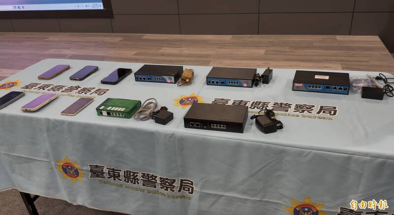 台东警方近来破获诈骗案时，查获装设在许多县市的无人交换机。（记者刘人玮摄）