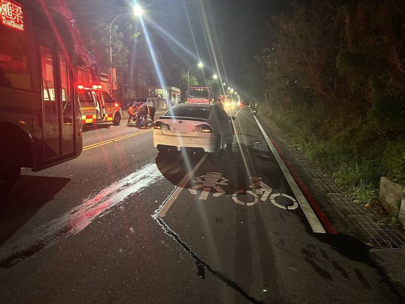 马公安宅路段发生死亡车祸，机车与自小客相撞，女性骑士送医回天乏术。（马公警分局提供）