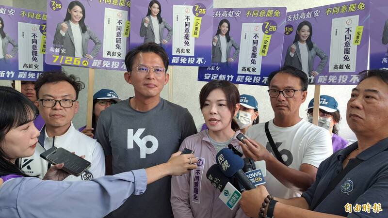 高虹安贪污罪二审撤销改判，国民党新竹市立委郑正钤（左一）也说话了！图为高虹安（中）与郑正钤、民众党主席黄国昌（左二）今年大罢免期间合体画面。（资料照，记者洪美秀摄）