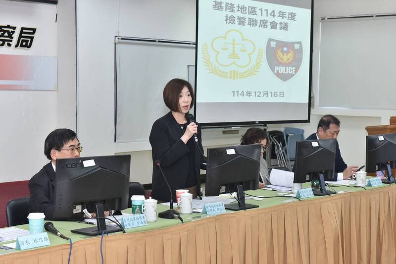 基隆地建署检察长柯宜汾（左2）在检警联系会议中强调，针对重大毒驾致人伤亡嫌犯及毒驾累犯案件，侦查期间检警力求搜证程序完备，以利案件快速侦审，并于侦结起诉时，建请院方从重量刑，确保市民的生命与财产安全。（记者林嘉东翻摄）