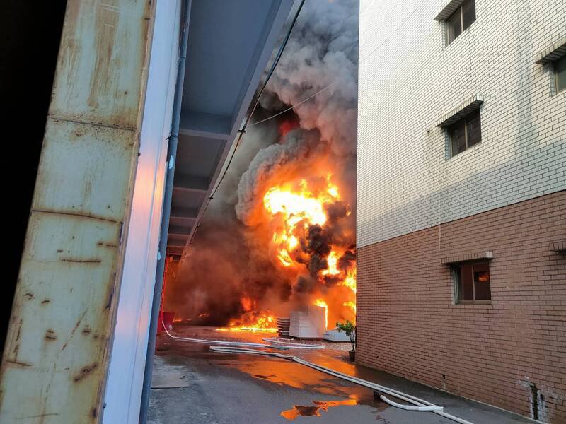 大发工业区工厂火警，火势猛烈。（民众提供）