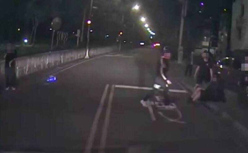 救护车赶抵时，还有部分爆发冲突的人尚未离去。（记者周敏鸿翻摄）