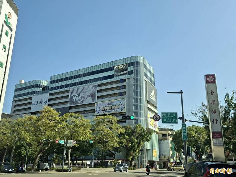 新竹市晶品城今天中午传出轻生憾事，1名年约30岁女子从11楼顶楼坠落，当场死亡。（记者洪美秀摄）