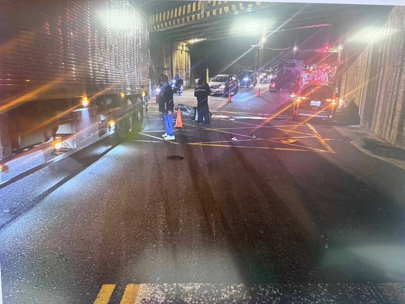 温姓妇人骑车被同向曳引车辗压致死。（警方提供）